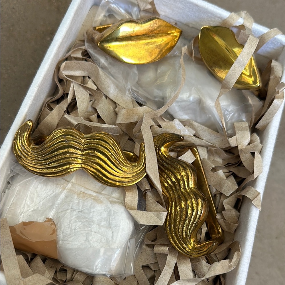 Jonathan Adler brass napkins rings- lips & moustaches - set of 8 - new/used